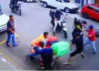 Ladro linchado na rua aps roubar encomenda de motoboy