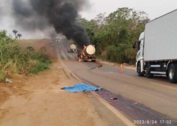 Aps batida entre moto e carreta, idoso de 80 anos morre carbonizado