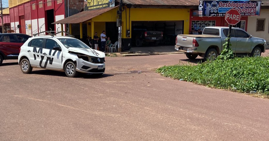 Condutora avança preferencial e causa acidente no bairro Bela Vista