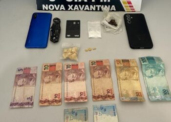 Policia militar flagra momento exato de venda de entorpecentes.