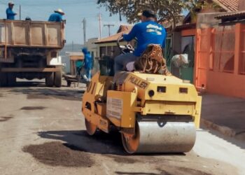 Prefeitura de Barra do Garças realiza operação tapa-buracos no bairro Sena Marques.