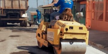 Prefeitura de Barra do Garças realiza operação tapa-buracos no bairro Sena Marques.