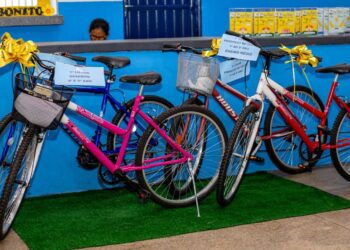Prefeito Ricardo Galvão entrega premiação do projeto Faça Bonito para alunos da rede pública de Aragarças.