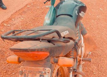 Motociclista é preso pela PM por adulteração de sinais identificadores de veículos.