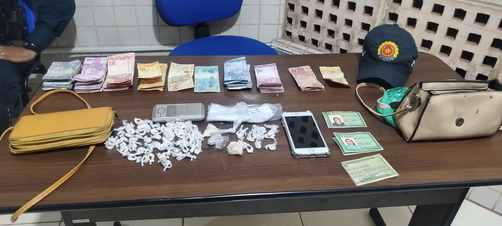 Irmãs são presas por tráfico de drogas no bairro da