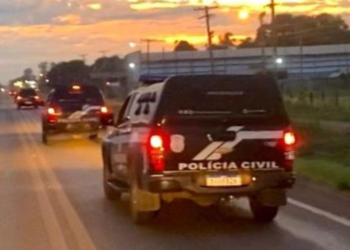 Caminhoneiro é preso em flagrante pela Polícia Civil após golpear vítima durante discussão no trânsito.