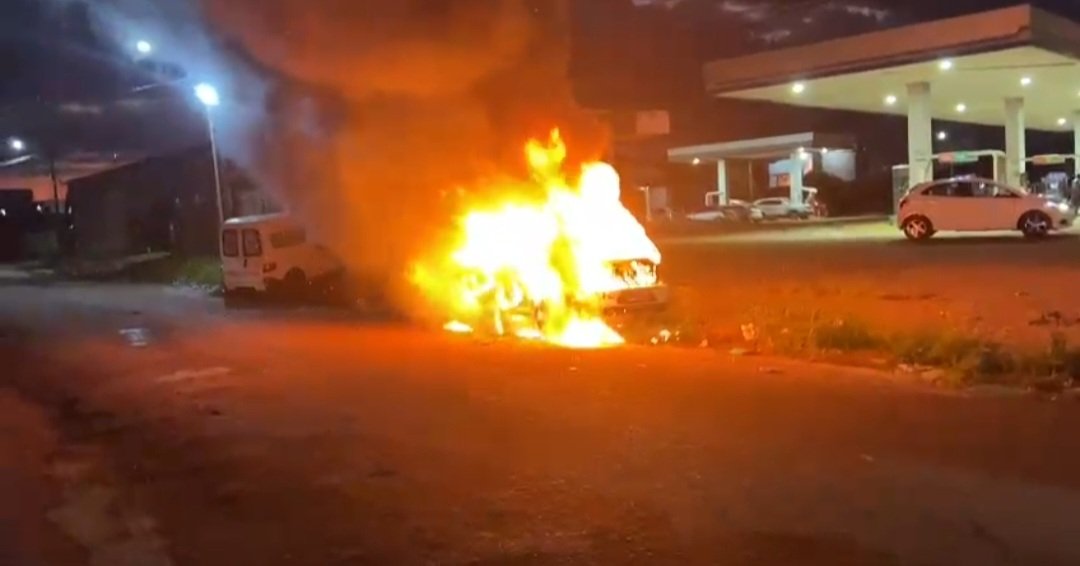 Vídeo: Veículo pega fogo em via pública em Itaituba, no