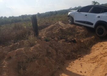 Vídeo: Condutor perde controle de veículo e bate em cerca