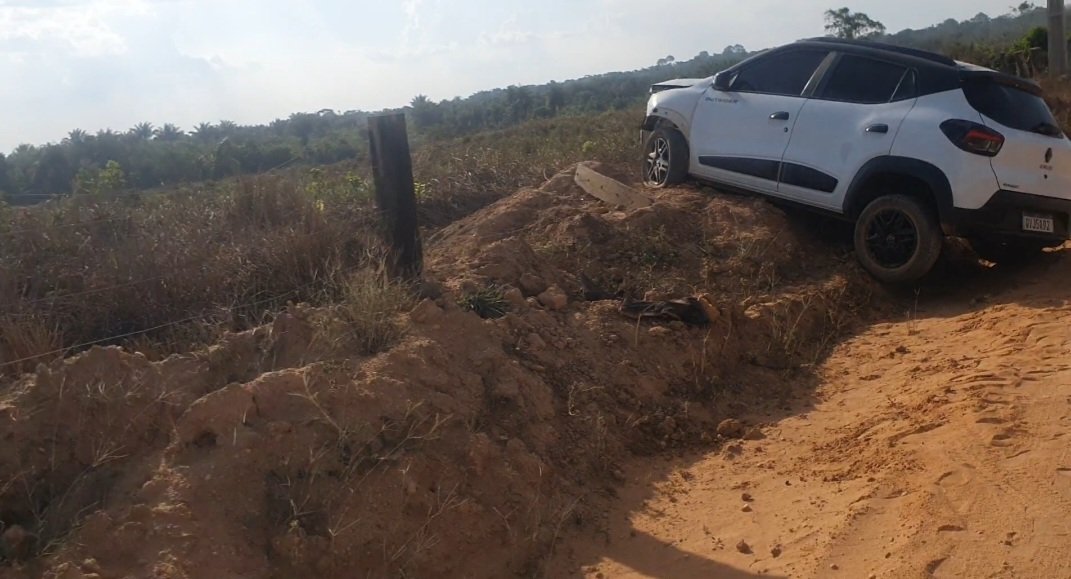Vídeo: Condutor perde controle de veículo e bate em cerca