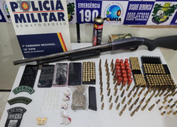 Polícia Militar prende mulher e apreende adolescentes, armas e drogas em Barra do Bugres.