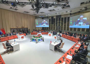 Brasil quer contribuir para paz justa e duradoura na Ucrânia, diz Lula