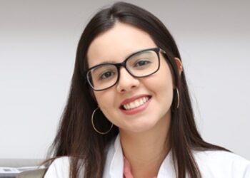 O celular no vaso sanitário favorece hemorroidas