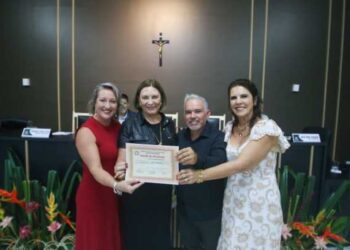 Servidores e equipes da Administração Municipal recebem honraria do Legislativo