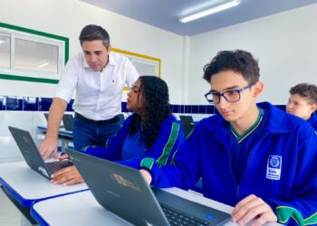 Governo de MT entrega 625 chromebooks para uso de estudantes de escola estadual em Cuiabá