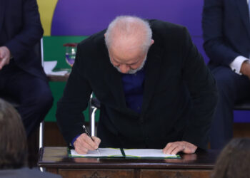 Lula assina medida provisória para taxar fundos de super-ricos