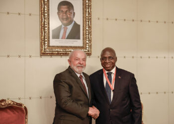 Lula recebe condecoração em Luanda