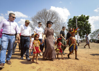 Na aldeia Meruri, primeira-dama de MT é recebida com apresentações culturais e celebração religiosa