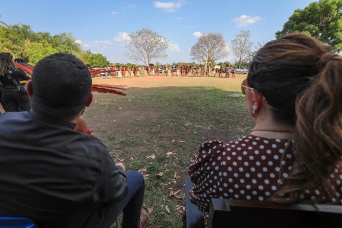 Jana Pessôa/Unaf | Primeira-dama Virginia Mendes participa de entregas e serviços na aldeia Meruri