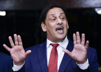 Wassef diz que comprou Rolex com próprio dinheiro e fez favor à União