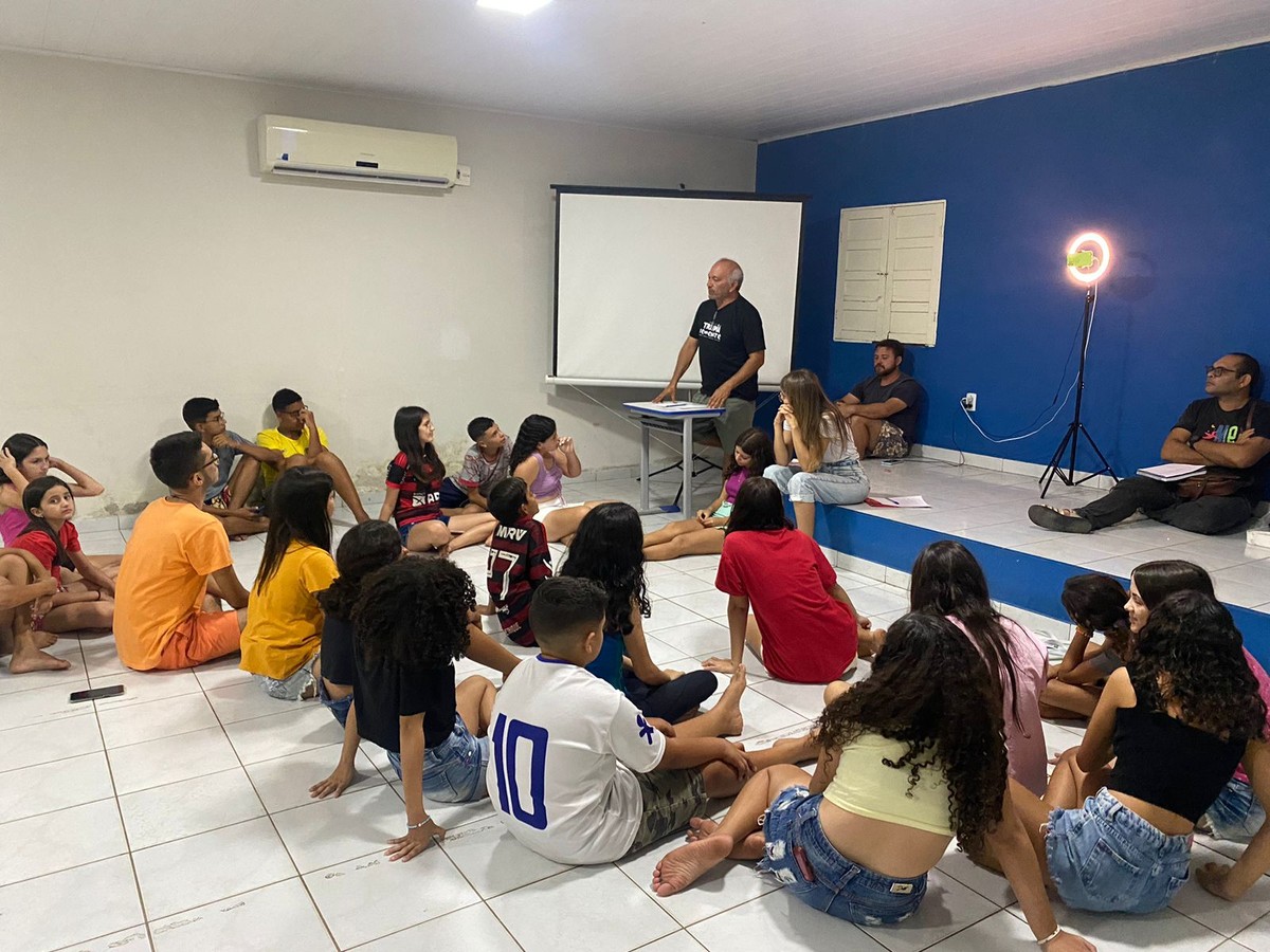 Projeto cultural cria e profissionaliza grupos de teatro formados por