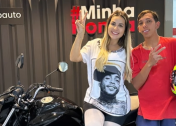 Deolane Bezerra presenteia funcionário com moto pela 2ª vez
