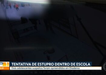 Vídeo mostra adolescente de 13 anos empurrando garota vítima de tentativa de estupro em direção a banheiro de escola na Grande SP | São Paulo