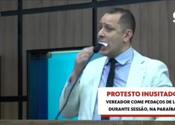 Vice-presidente de Câmara na Paraíba come pedaços da Lei Orgânica do Município durante sessão; vídeo | Paraíba