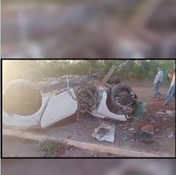Jovem fica gravemente ferido aps bater carro em poste e capotar