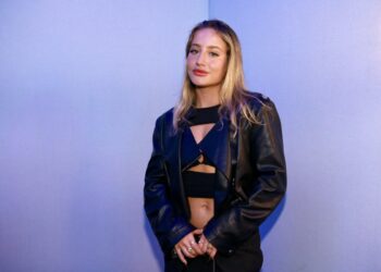 Bruna Griphao toma chuva pra assistir a Demi Lovato e fala sobre sonho de se apresentar em um grande festival