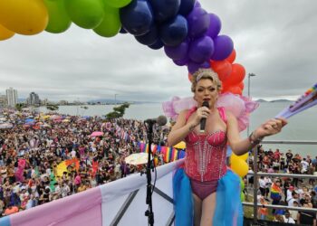 Parada LGBTI+ de Florianópolis leva público às ruas neste domingo; FOTOS