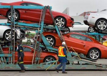 Trabalhadores dos Estados Unidos fazem greve simultânea em três montadoras de veículos