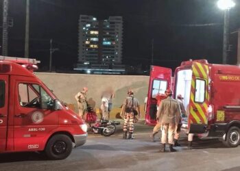 Acidente entre carro e moto deixa homem ferido em Volta Redonda
