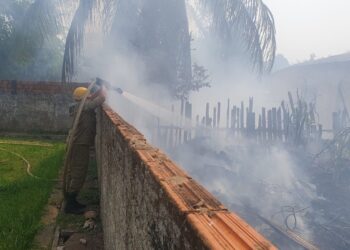 Fogo em terreno causa transtorno à moradores no bairro da liberdade