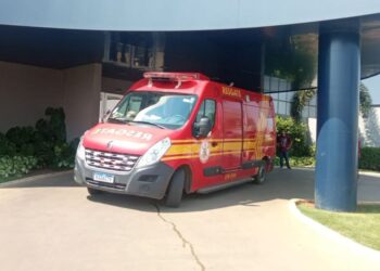 Assaltantes trocam tidos com PMs; um morre e outro fica ferido