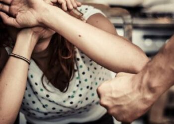 Homem preso por agredir esposa com socos e chutes