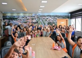 Chico recebe Cuiabaninhos na presidência da Câmara