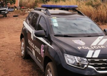 Homem tenta matar esposa asfixiada e afogada em tambor