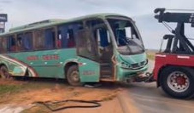 Tombamento de nibus deixa 3 trabalhadores feridos em BR de