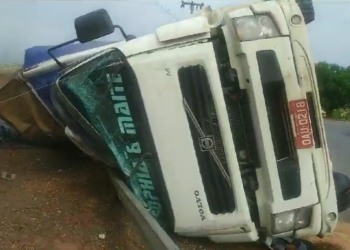 Caminhão de carvão tomba em VG e motorista é hospitalizado