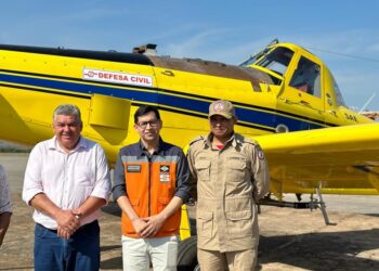 Dr. Adilson e demais autoridades prestigiam simulação de uso de aeronave para prevenção de incêndios na região.