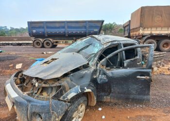 Caminhonete capota ao ser atinginda por carreta na BR-163
