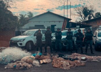 Polícia militar prende redes e matérias de pesca predatórias em araguaiana.