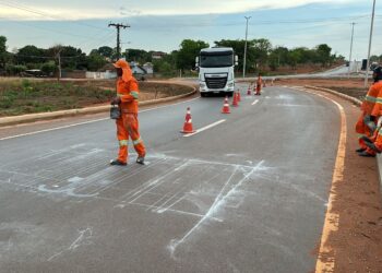 Prefeitura de Barra do Garças inicia sinalização e instalação de semáforos provisórios no Anel Viário.