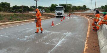 Prefeitura de Barra do Garças inicia sinalização e instalação de semáforos provisórios no Anel Viário.