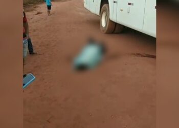 Motorista morre ao ser atropelado por ônibus após esquecer freio de mão