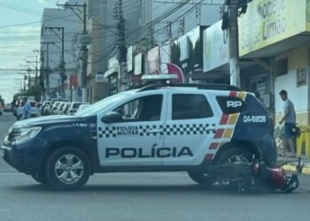 Doido empina moto, fura sinal vermelho e atinge viatura da PM em MT