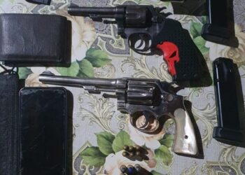 PM apreende adolescente, armas de fogo e munições no interior