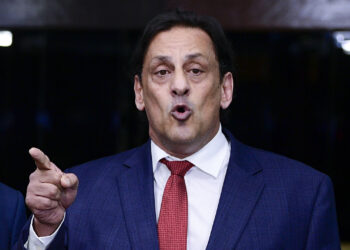 Após depor, Wassef diz que é vítima de perseguição