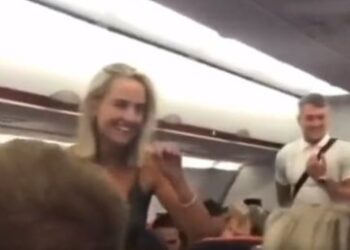 Apos transa em banheiro de avião, casal aplaudido por passageiros; veja vídeo