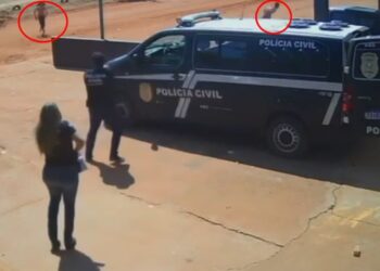 Dupla se livra de algemas e foge de viatura na frente de cadeia